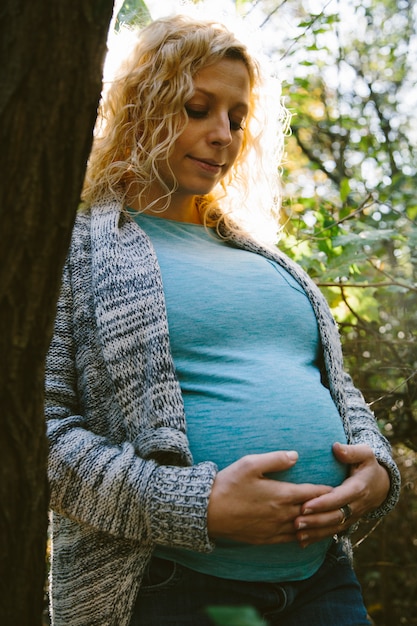 Foto jonge zwangere vrouw