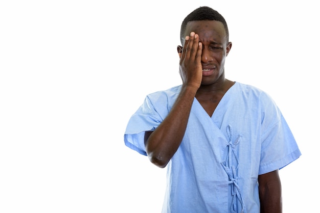 jonge zwarte Afrikaanse man patiënt op zoek triest