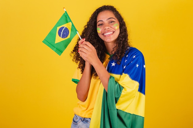 Jonge zwarte Braziliaanse voetbalfan zwaaiende vlag patriottische nationalist