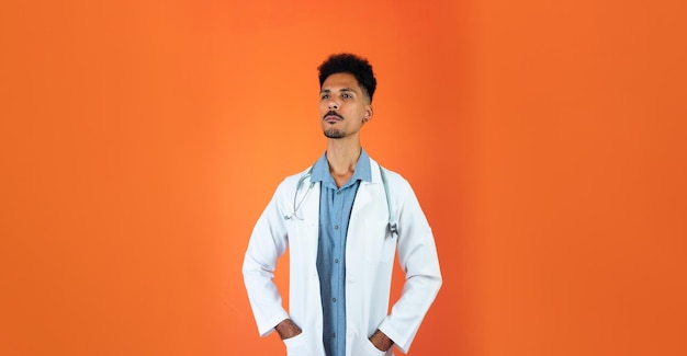 Jonge zwarte dokter of dierenarts met stethoscoop