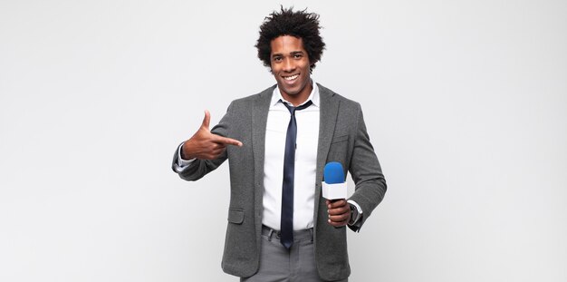 Jonge zwarte man als tv-presentator