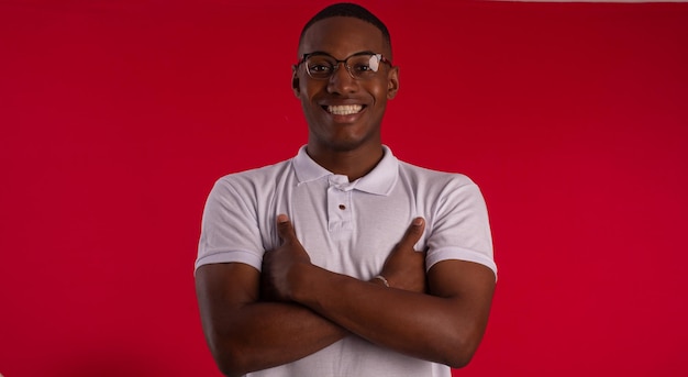 Jonge zwarte man met een bril en met gezichtsuitdrukkingen