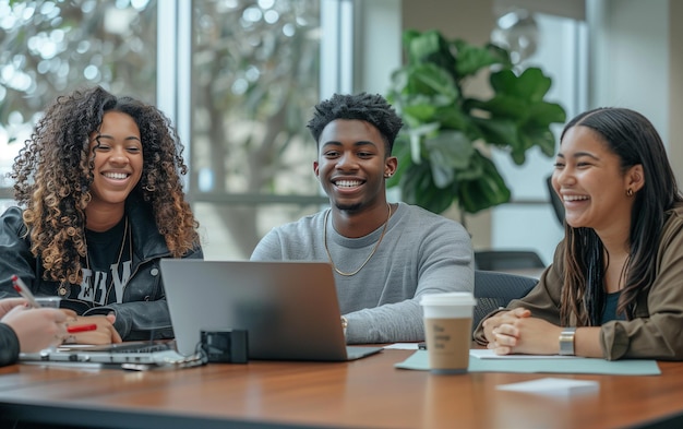 Jonge zwarte studenten zitten aan een kantoortafel en lachen en glimlachen DEI thema teamwerkstrategie