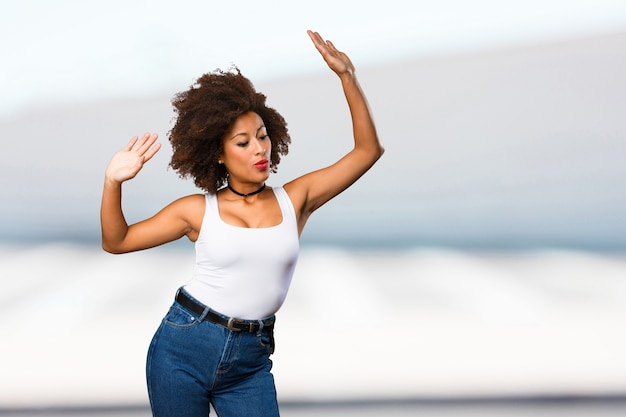 jonge zwarte vrouw dansen