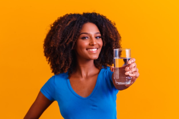 Jonge zwarte vrouw drinkwater