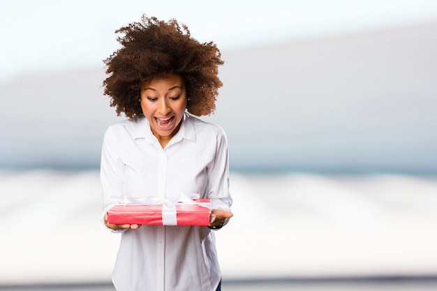 jonge zwarte vrouw met een geschenk