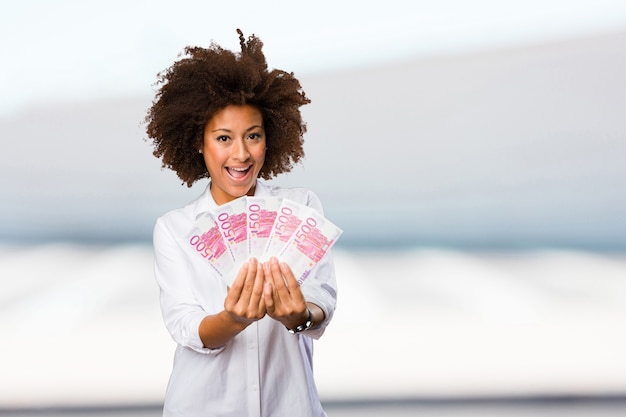 jonge zwarte vrouw met rekeningen