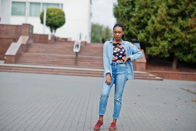 Jonge zwarte vrouw poseerde in de stad Afrikaanse vrouwen enkel portret