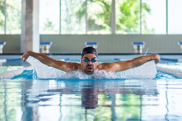 Jonge zwemmersmens die in olympische pool zwemmen
