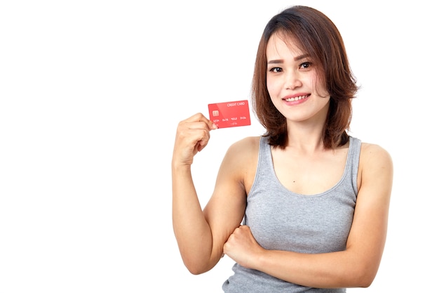 Jongelui die Aziatische vrouw glimlachen die creditcard voorstellen