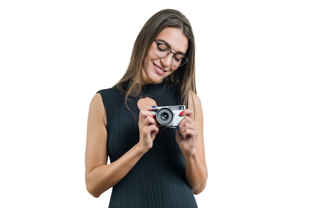 Jongelui die mooie vrouw die in zwarte kledingsglazen glimlachen fotocamera in haar handen houden