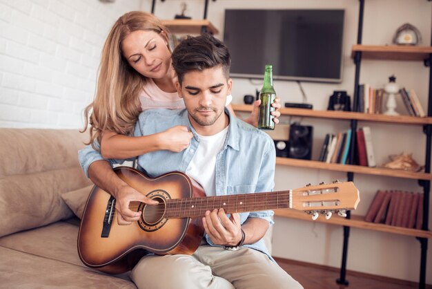 Jongeman die gitaar speelt voor zijn vriendin