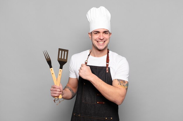 Jongeman die zich gelukkig, positief en succesvol voelt, gemotiveerd wanneer hij voor een uitdaging staat of goede resultaten viert