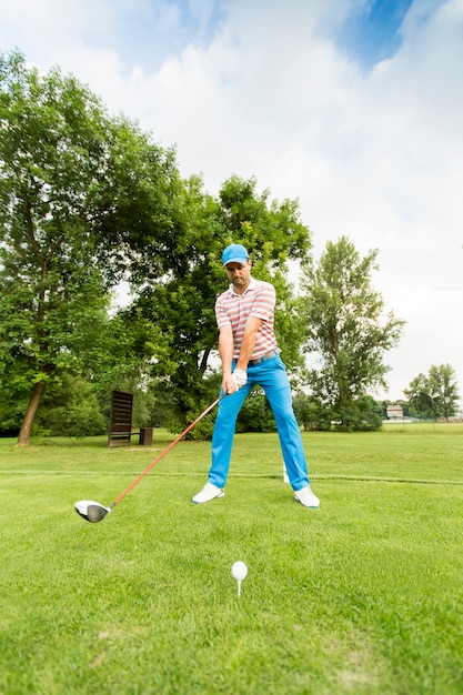 Jongeman golfen op de golfbaan