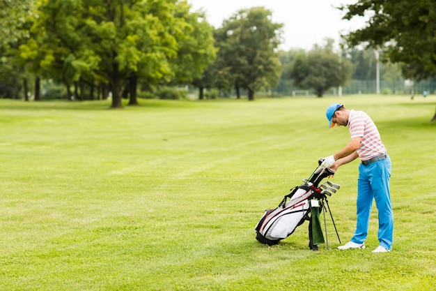 Jongeman golfen op de golfbaan