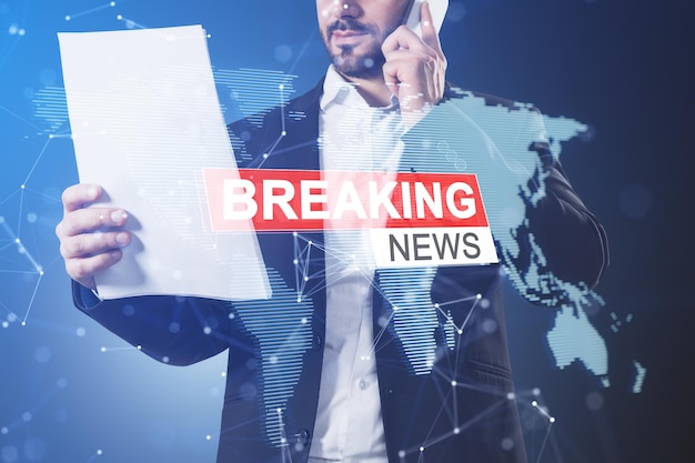 Jongeman met document met creatief hitech-breaking news en globe hologram op onscherpe blauwe achtergrond met kaart Televisie online nieuws en digitaal communicatieconcept Dubbele belichting