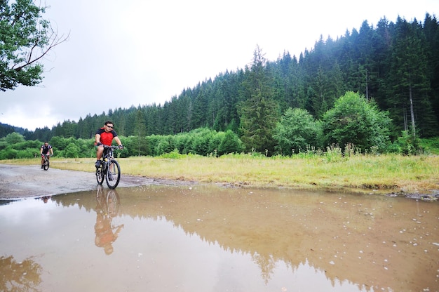 jongeman rijdt mountainbike over waterrivier