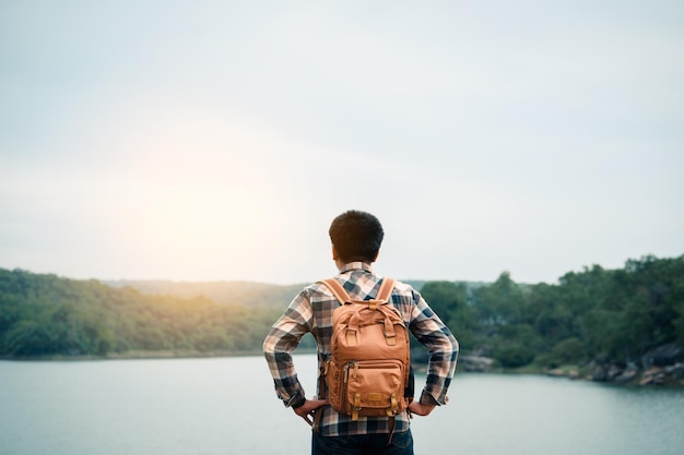 Foto jongeman rugzak reizen op de vakantie selectieve en zachte focus