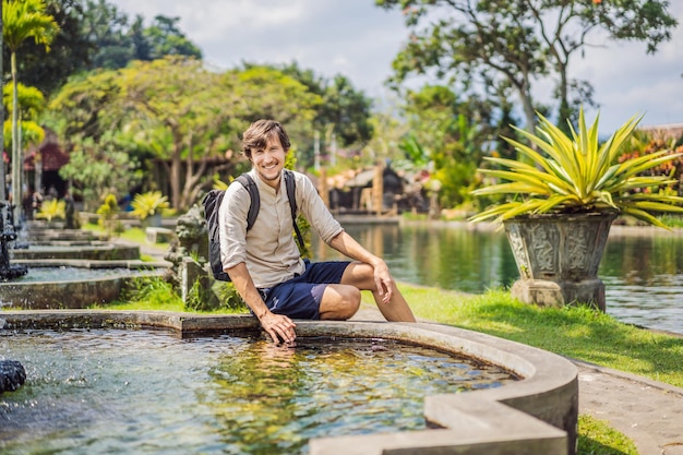 Jongeman toerist in Taman Tirtagangga Waterpaleis Waterpark Bali Indonesië