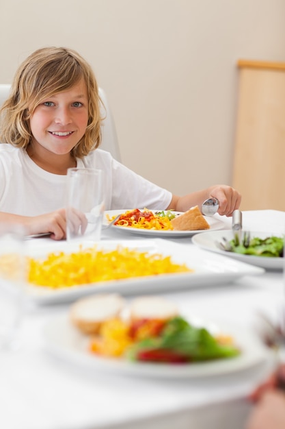 Jongen aan tafel zitten