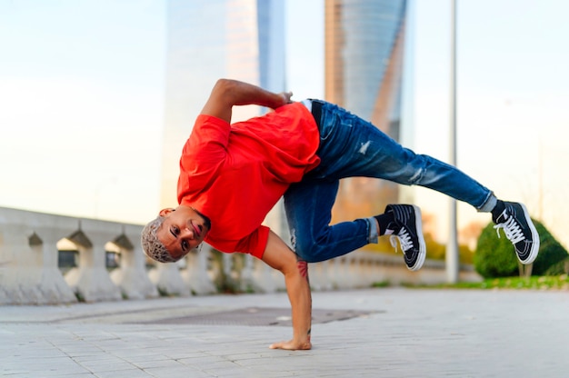 Jongen breakdancer aan de ene kant