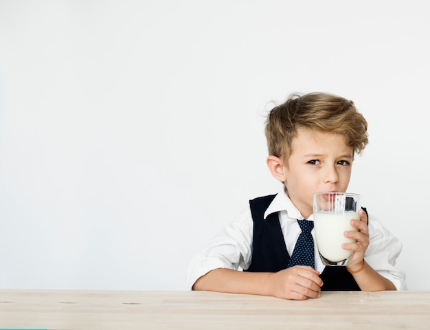 Jongen consumptiemelk Gezonde voeding