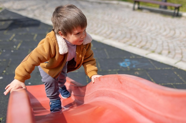 Jongen die bergafwaarts rijdt bij herfstweer