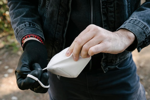 Jongen die de delen van een masker scheidt om het materiaal volledig te kunnen recyclen tijdens een vuilnisophaaldienst