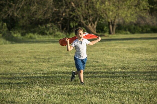 Jongen die de vlag van turkije vasthoudt kid hand zwaaiende turkse vlag weergave vanaf achterkant kopie ruimte voor tekst