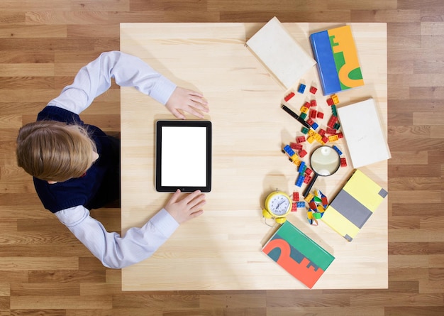 Jongen die een digitale tablet gebruikt