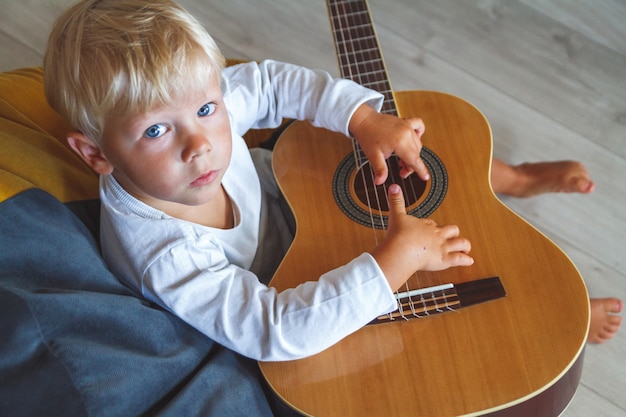 Jongen die een gitaar speelt