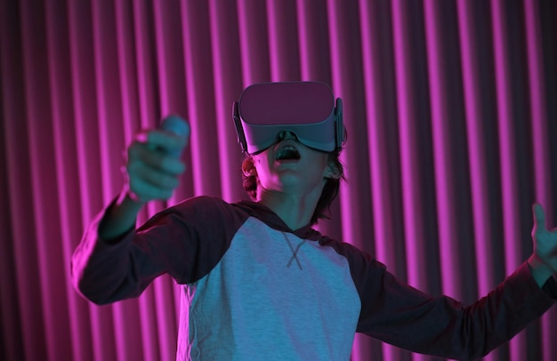 Jongen die een virtuele realiteitssimulator draagt