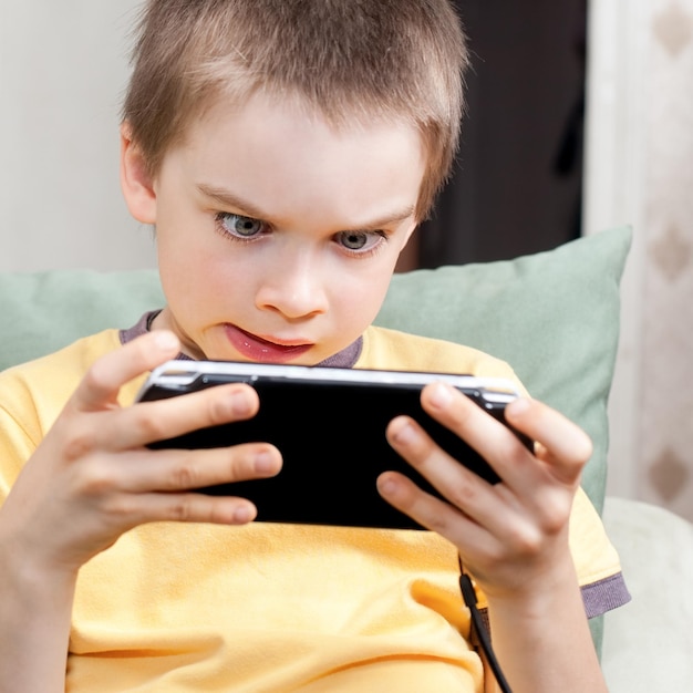 Jongen die gameconsole speelt