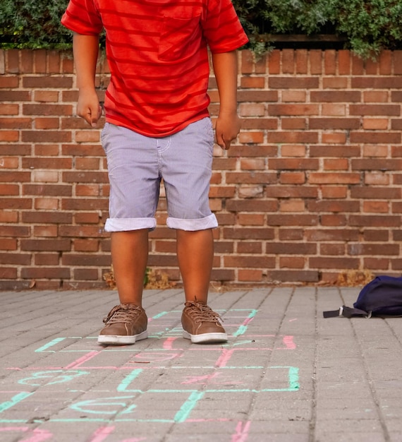 jongen die hinkelt op schoolplein