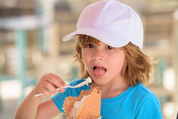 Foto jongen die ijs eet in café