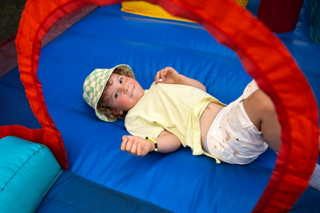 Foto jongen die in een hoge hoek van het springkussen ligt