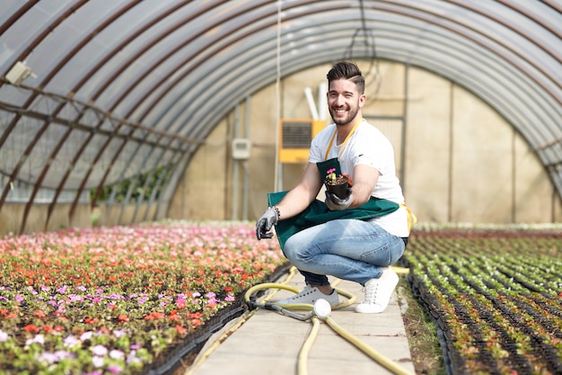 Jongen die in een tuinopslag werkt