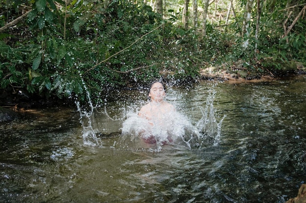 Jongen die in het water speelt en plezier heeft