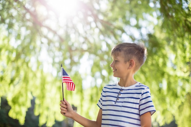 Jongen die kleine Amerikaanse vlag houdt