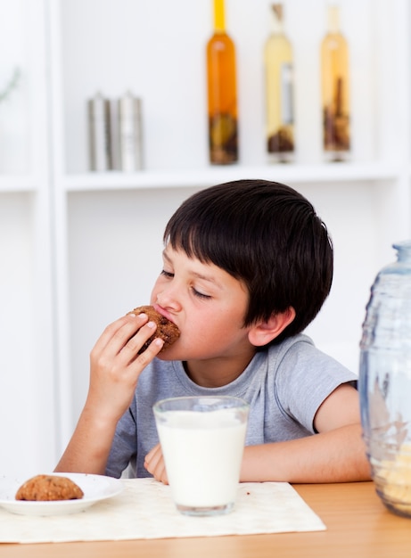 Jongen die koekjes eet