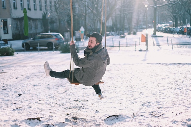 Jongen die op een sneeuwbedekte stad speelt