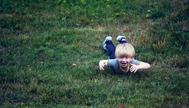 Jongen die op het gras speelt