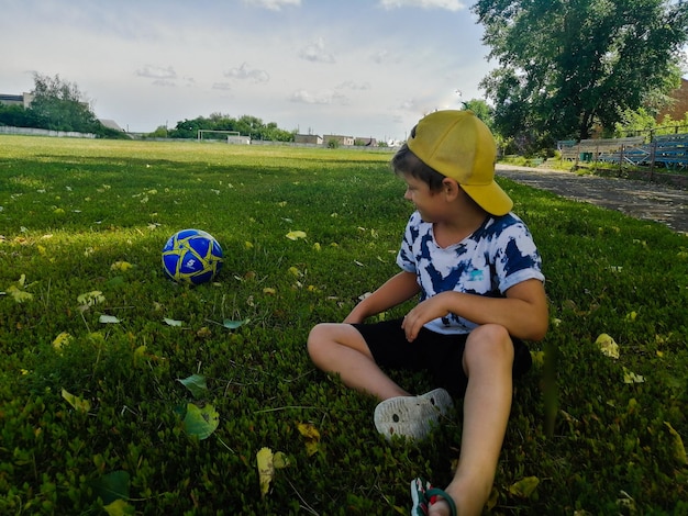 Foto jongen die op het veld speelt