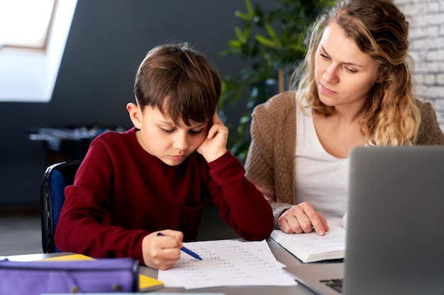 Jongen die problemen heeft met het afmaken van huiswerk