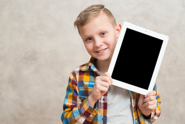 Foto jongen die tabletmalplaatje voorstelt