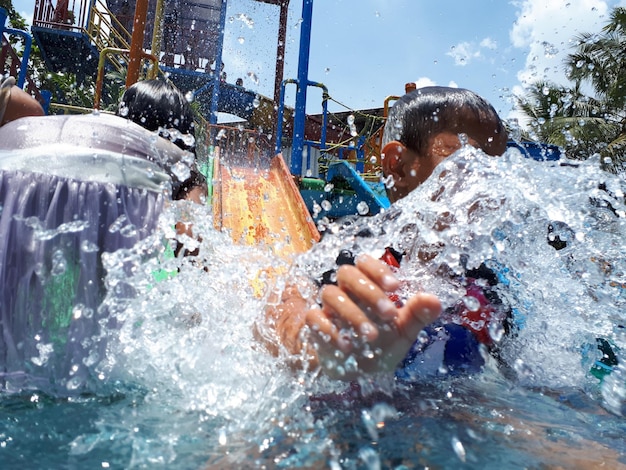 Foto jongen die water spuit in het park.