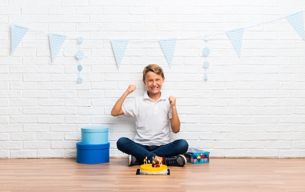 Jongen die zijn verjaardag met een cake viert die een overwinning viert