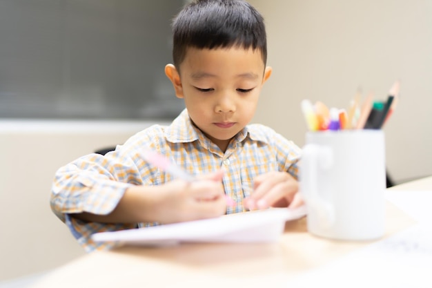 Jongen doe en concentreer je op zijn huiswerk