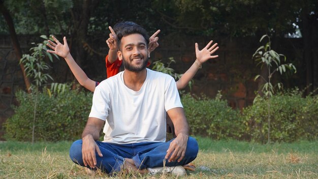 Foto jongen doet meditatie en kinderen spelen and