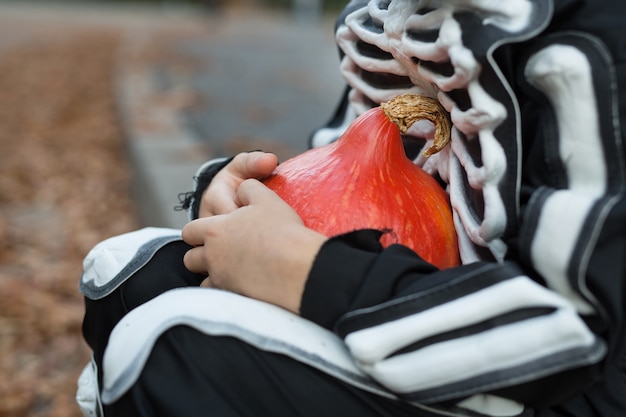 Jongen draagt een skeletkostuum voor Halloween